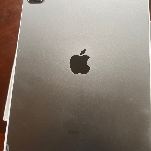 BUNDLE - EUC iPad Pro & Magic Keyboard